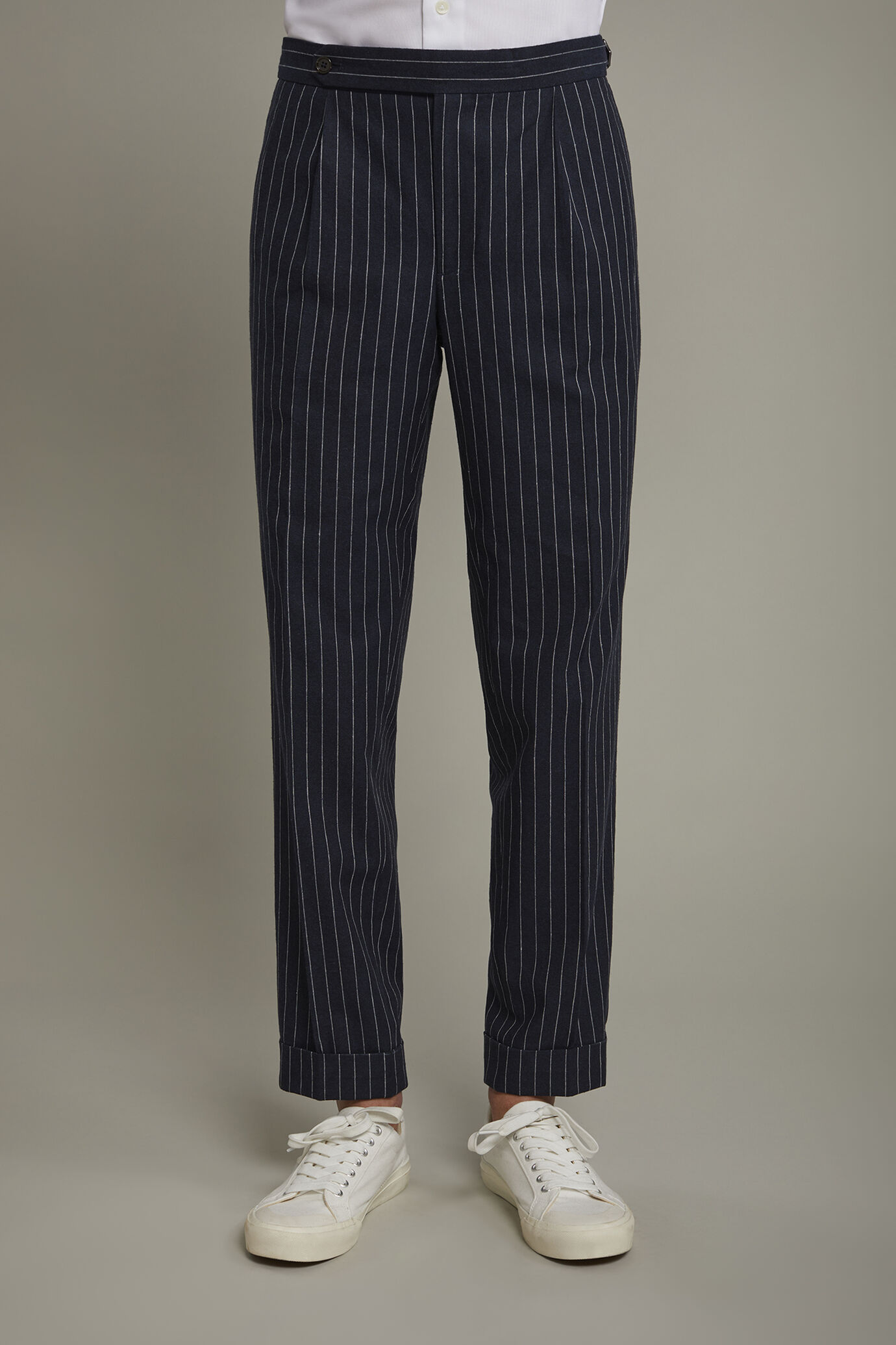 Pantalon homme classique à double pince en lin et coton avec motif à fines rayures coupe régulière image number 3